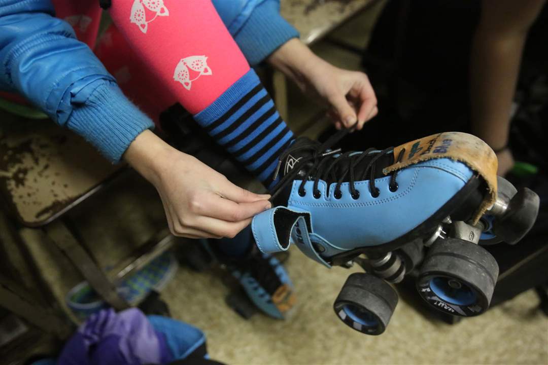 derby14-tying-skates