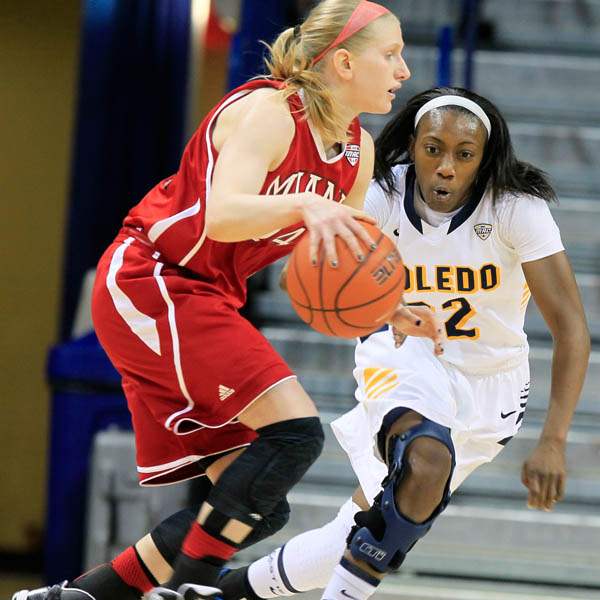 UT-s-Andola-Dortch-keeps-her-eyes-on-the-ball-dribble