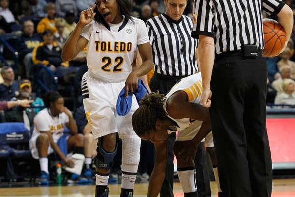 UT-s-Andola-Dortch-indicates-to-the-fans-that-te