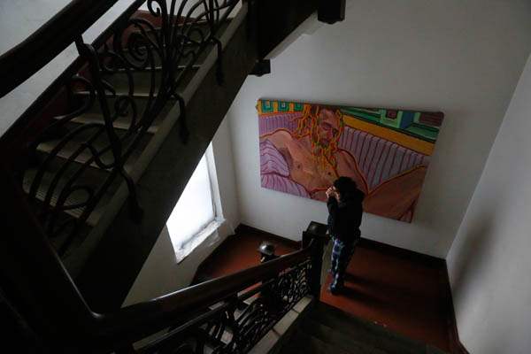 Local-artist-and-resident-Michael-Grover-walks-down-the-stairs