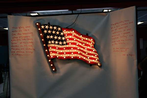 CTY-antiques27p-light-up-flag