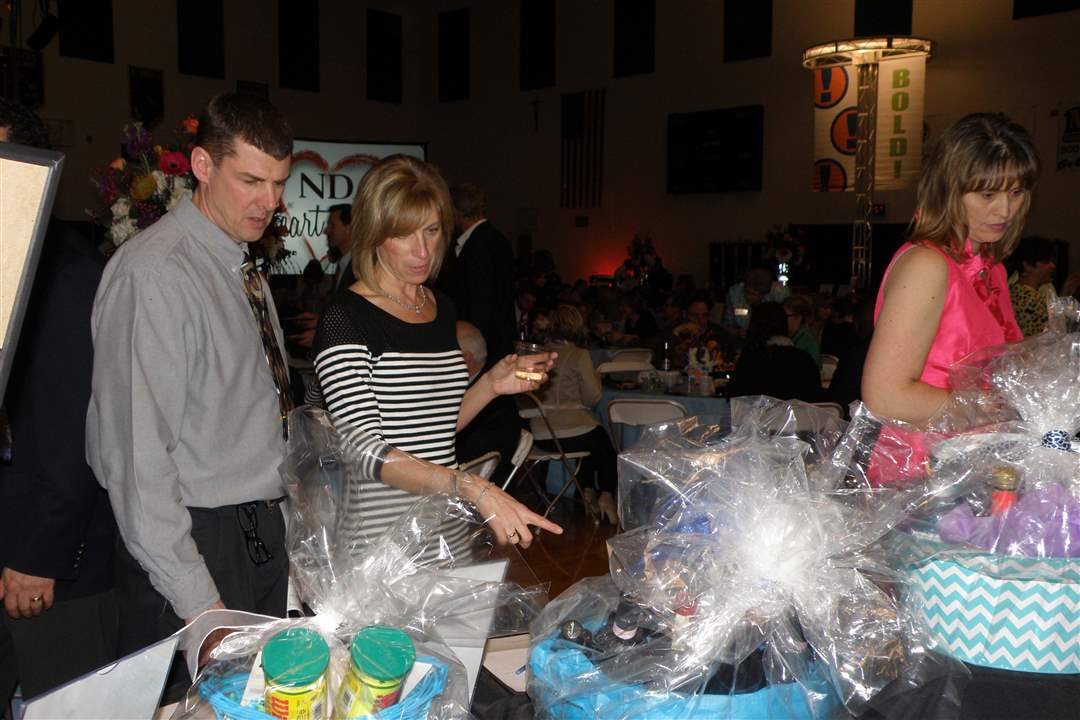 Thomas-and-Cheryl-Walter-check-out-the-International-Wine-Basket-jpg
