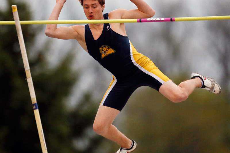 SPT-sfrelays02Austin-Hanna-of-Whitmer-competes-in-the-pole-vault