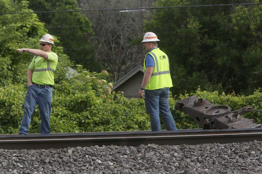 CTY-TrainDerail04p-Norfolk-Southern-employees