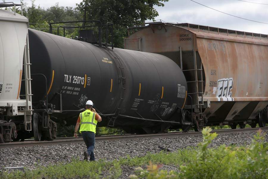 CTY-TrainDerail04p-tanker-derailed