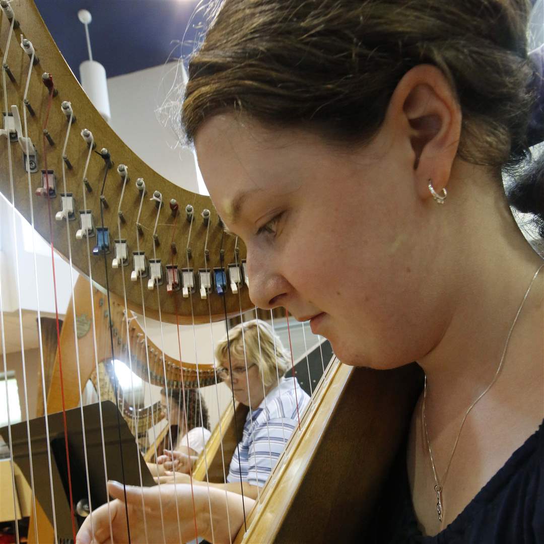 MAG-Harp06-playing
