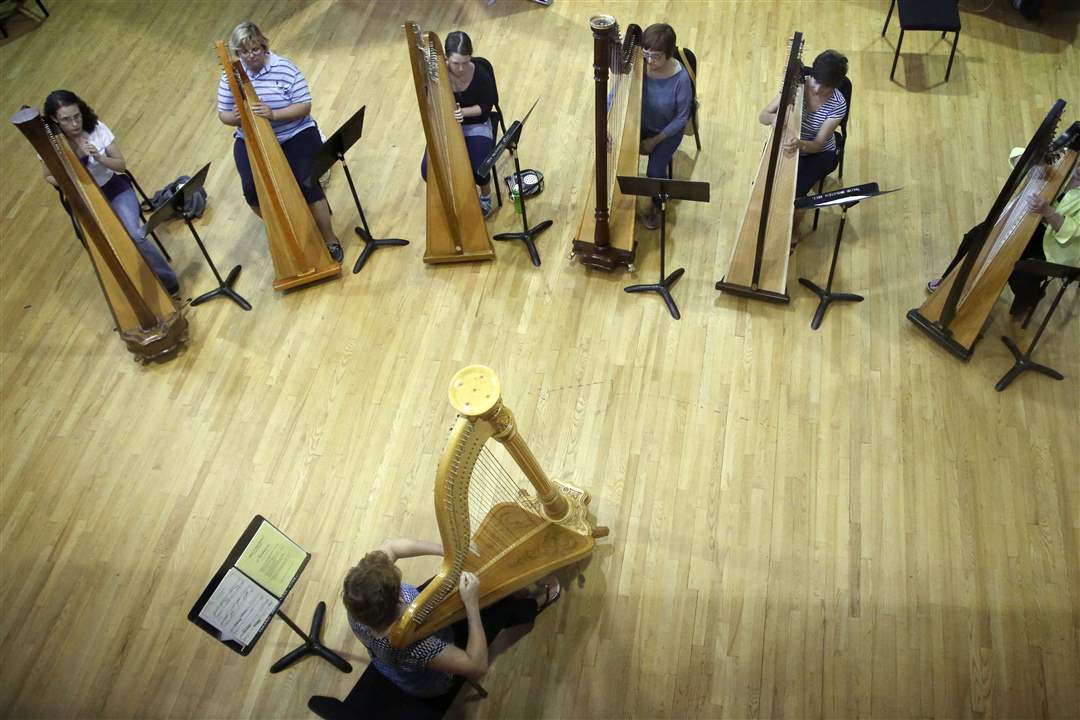 MAG-Harp06-students-on-the-harp