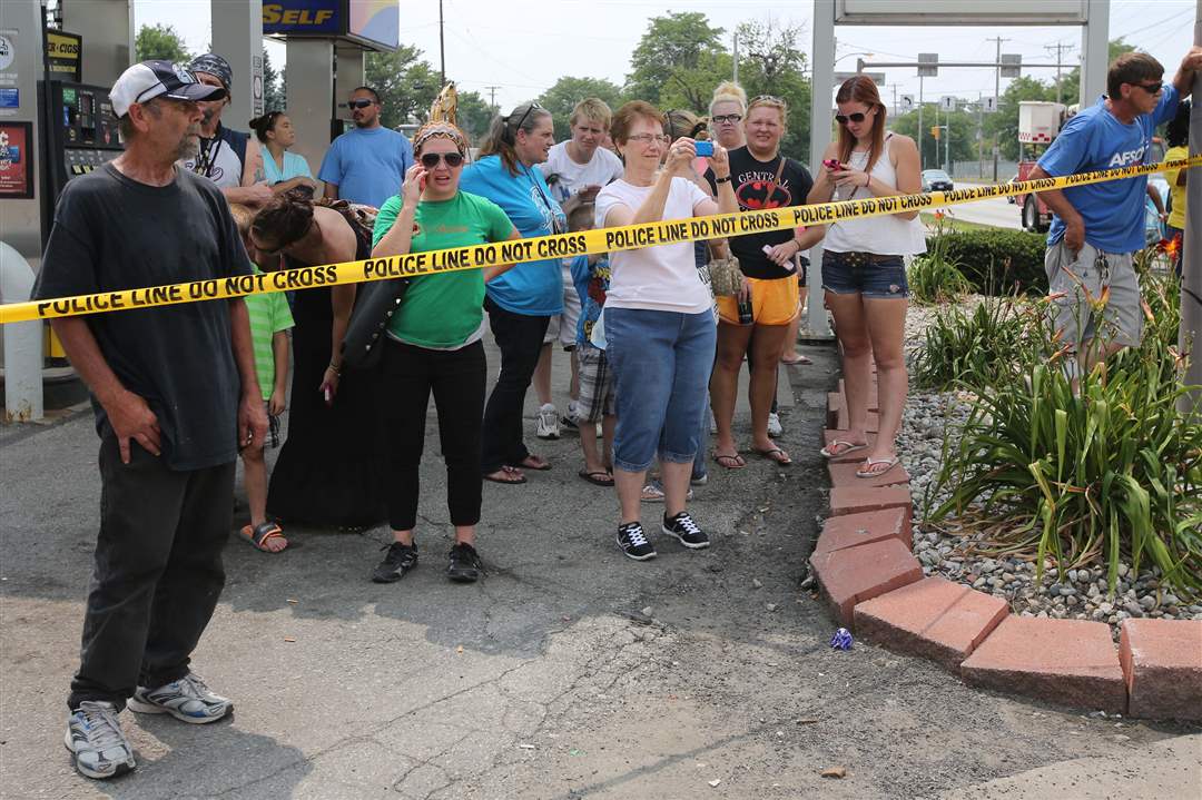 CTY-packos02p-people-watching