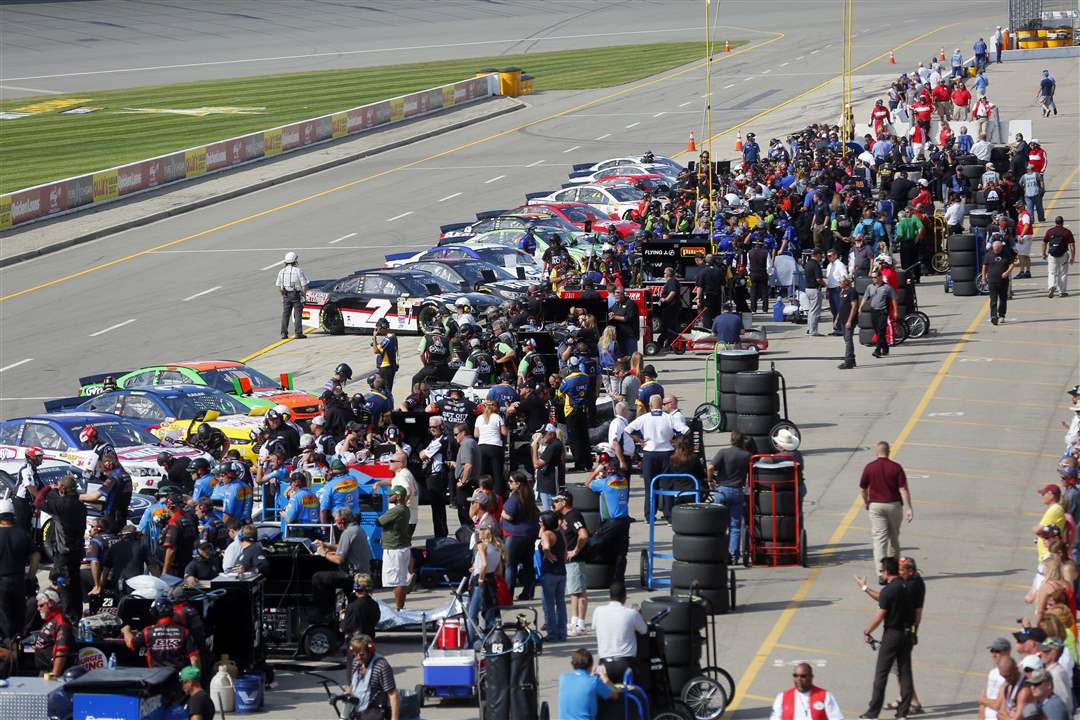 SPT-NASCAR-pit-row