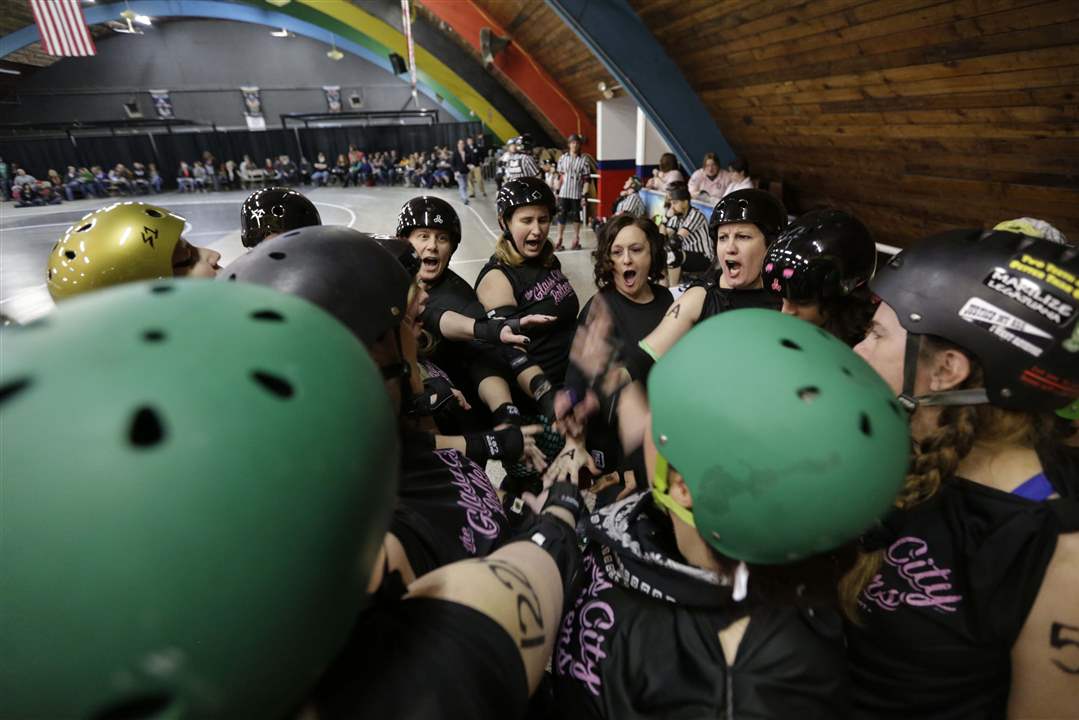 MAG-ROLLERDERBY-huddle