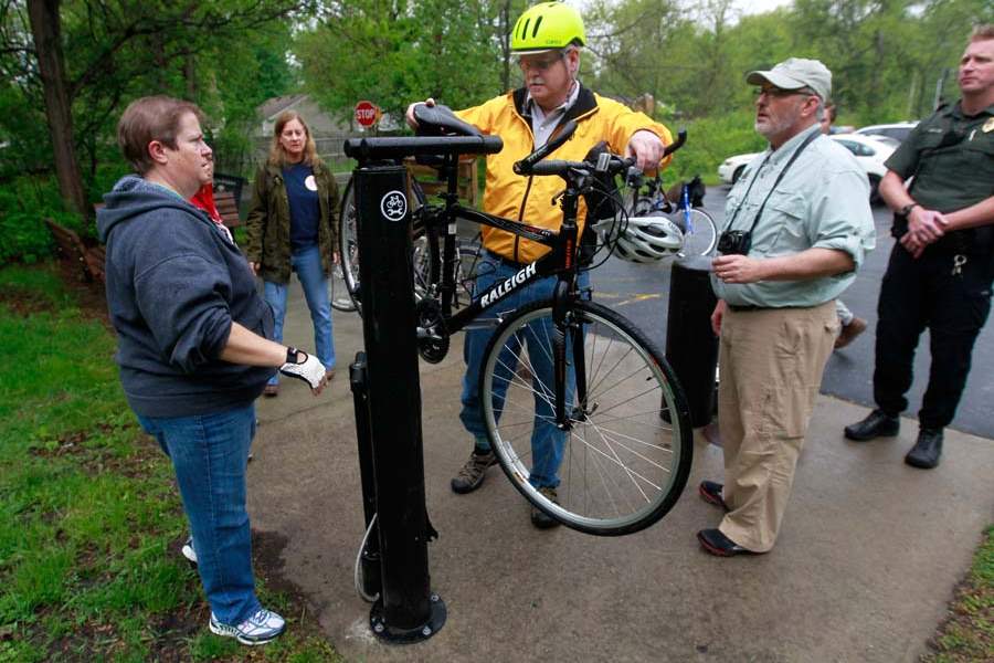 CTY-bikerepairs16p-keith-webb-ruth-griffin-scott-carpenter