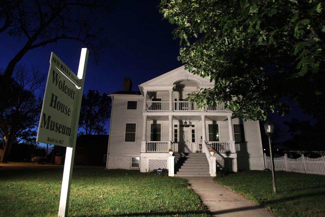 FEA-Wolcotttour10pThe-Wolcott-House-is-lit-up-at-nig