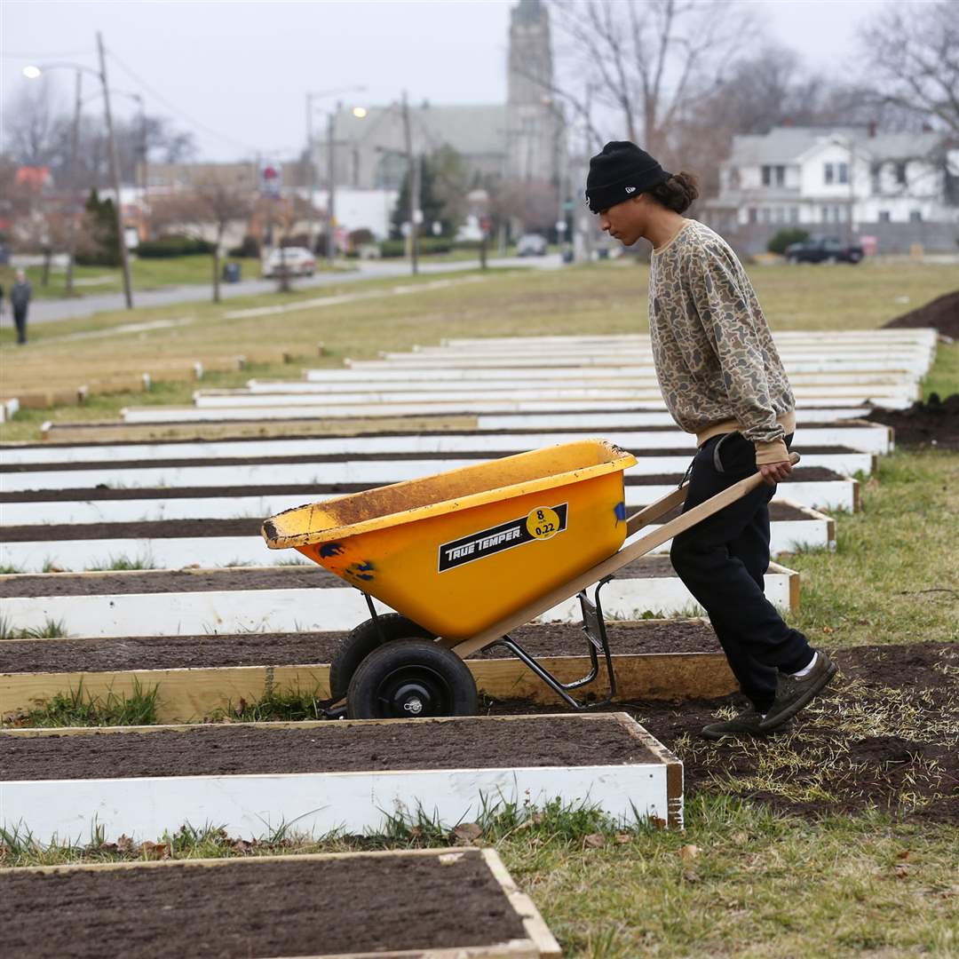 ROV-gardenbeds09pFace-Forward-worker-De