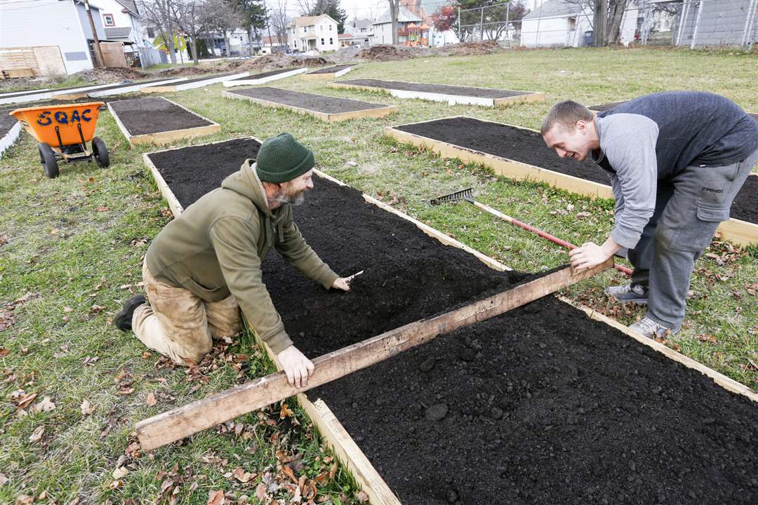 ROV-gardenbeds09pVolunteer-James-Campbell-l