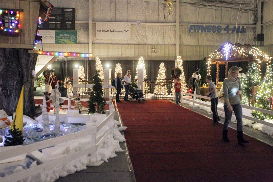 wonderland11pPeople-walk-by-decorative-displa