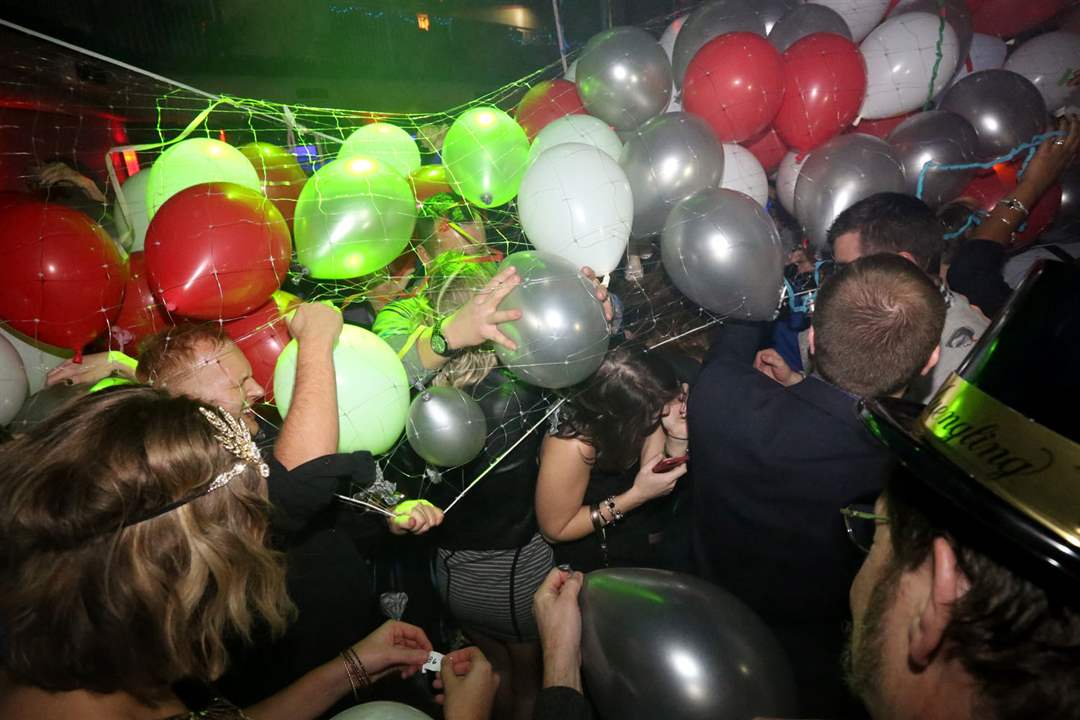 NYEVE1Attendees-grab-for-balloons