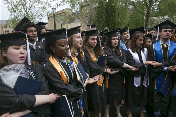 Vice President Pence gives commencement speech at Notre Dame, dozens walk out Vice President Pence gives commencement speech at Notre Dame, dozens walk out