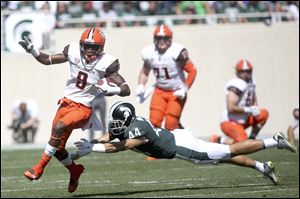 Bowling Green's Teo Redding (9) dodges Michigan State's Grayson Miller (44).