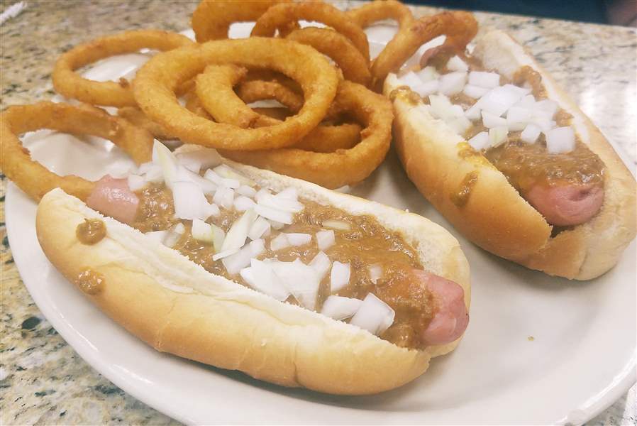 Bedford-Coney-Island-Detroit-style-chili-dogs